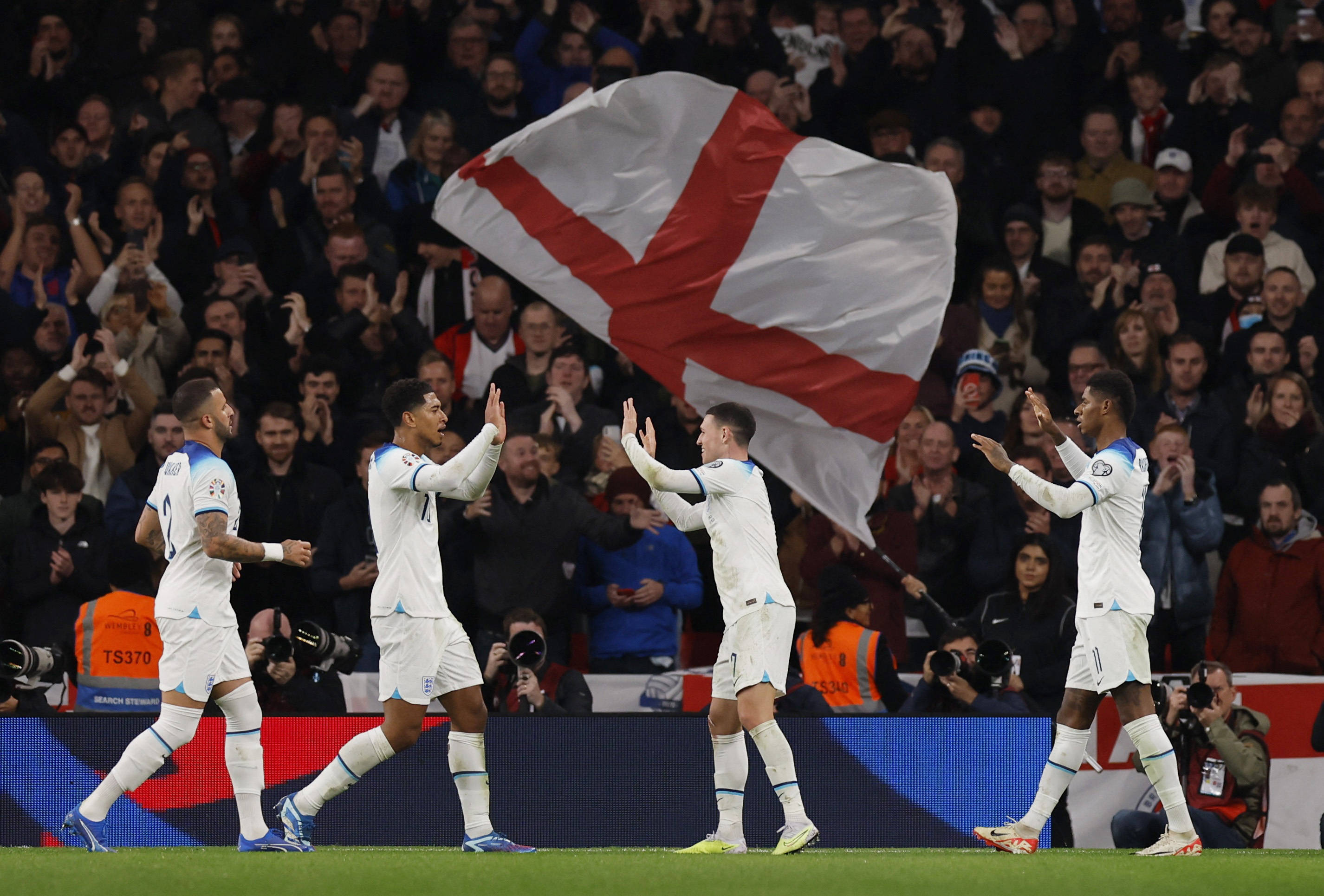 阿尔勒队力求主场取胜,全力以赴战斗(阿尔勒队力求主场取胜,全力以赴战斗的胜利) 阿尔勒队力求主场取胜,全力以赴战斗(阿尔勒队力求主场取胜,全力以赴战斗的胜利)