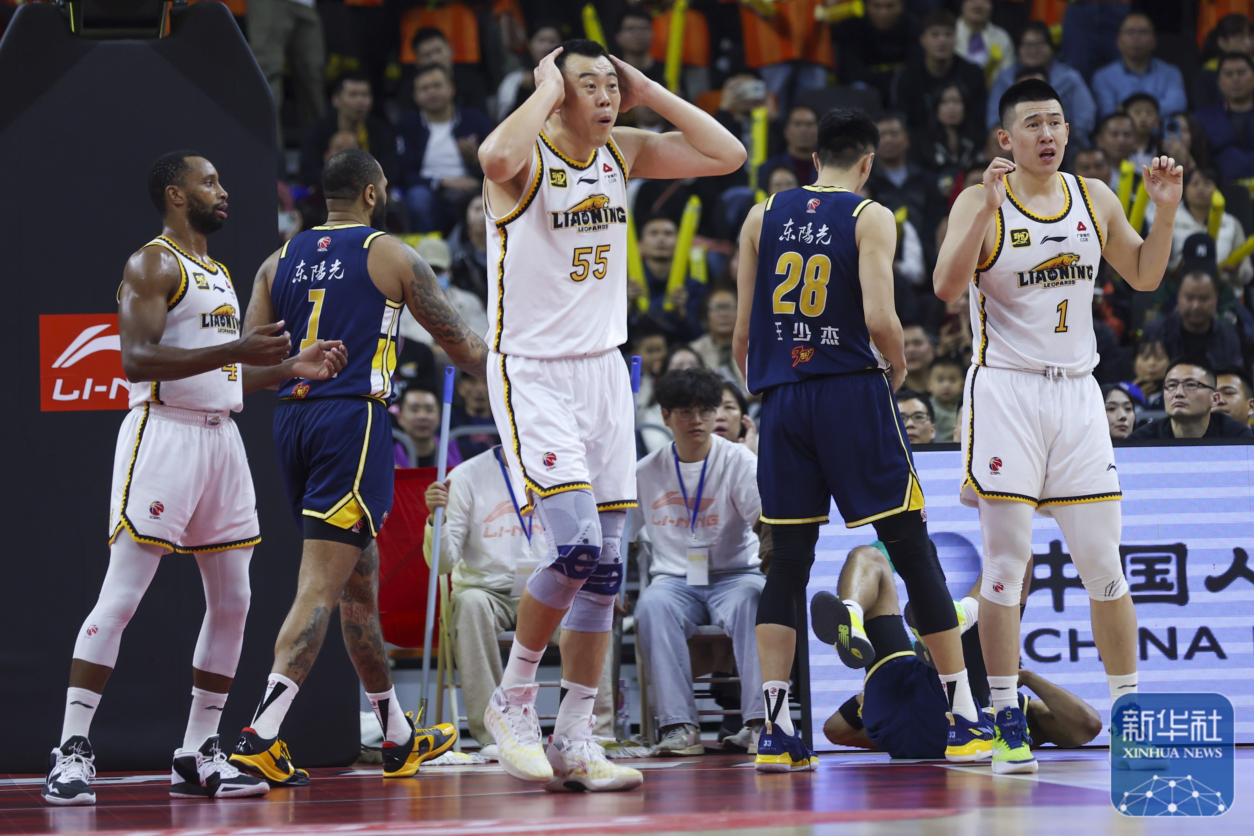 oubao足球赛事-球队在赛场上斗志昂扬，争夺荣耀